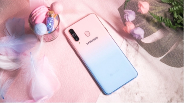 三星Galaxy A8s 獨(dú)角精靈版