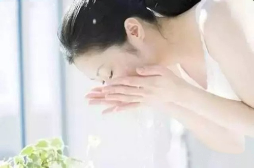 潔面乳該怎么買？什么牌子的潔面乳效果好？中國潔面乳十大品牌排行榜