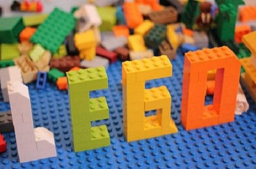 世界玩具品牌樂高：如何從負(fù)債10億做成玩具王國(guó)