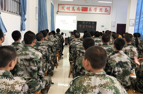 誤入迷途的網(wǎng)紅美少女，在宇凰國(guó)學(xué)院找回人生大目標(biāo)