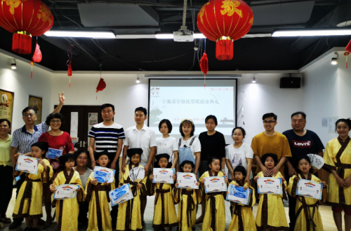 追著時光，伴你成長 宇凰幼少兒國學館舉行了一場別開生面的畢業(yè)典禮