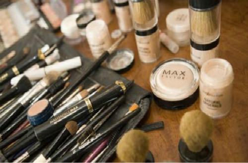 Max Factor蜜絲佛陀是如何成為寶潔公司旗下頂尖品牌的？