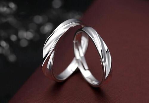 婚戒的戴法：男士婚戒，展示不同氣質(zhì)