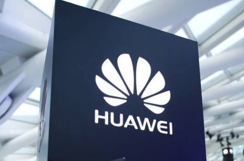 欲戴王冠必承其重，民族品牌華為撐起國產(chǎn)手機這片藍天不愧為年度榮耀品牌